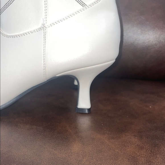 Universal Thread White Ankle Booties with Decorative Stitching (10) - Picture 7 of 13